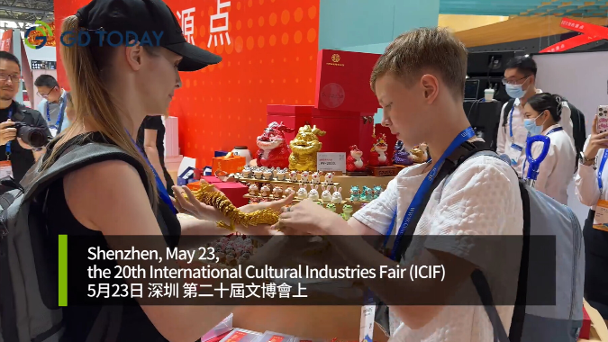 The little golden dragon leaps at ICIF. Foreign children love it 小金龙“飞跃”文博会，外国小朋友爱不释手