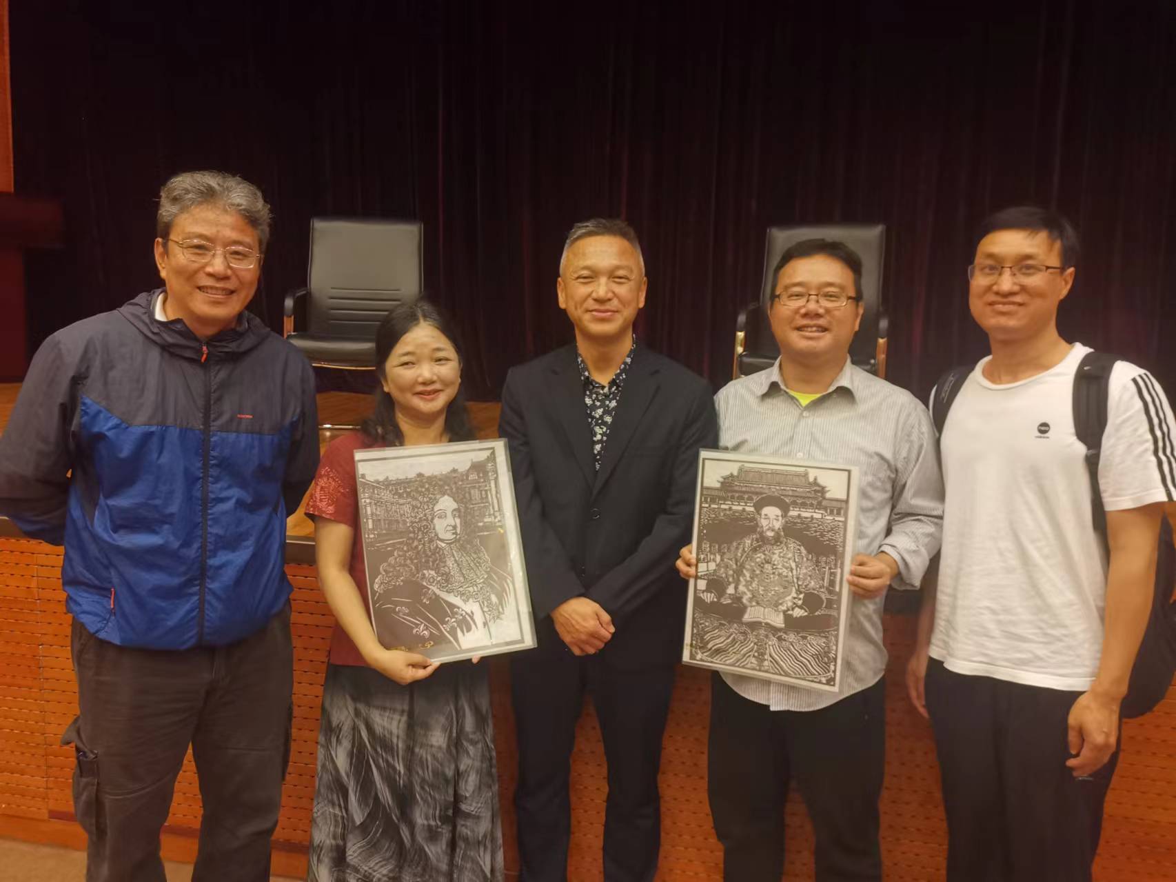 制片人徐斌在现场分享特制的康熙、路易十四剪纸