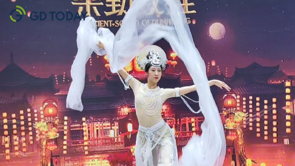 World's first cave immersion experience musical: Dunhuang flying into cultural fair 全球首部洞窟式沉浸体验剧，敦煌飞进文博会