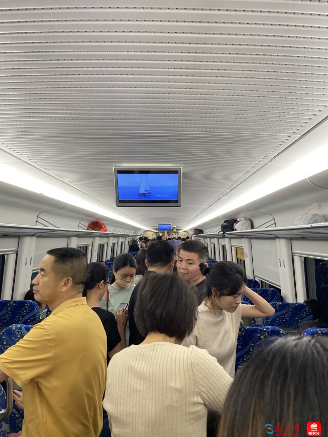 城轨通车首日，乘客人数较多。