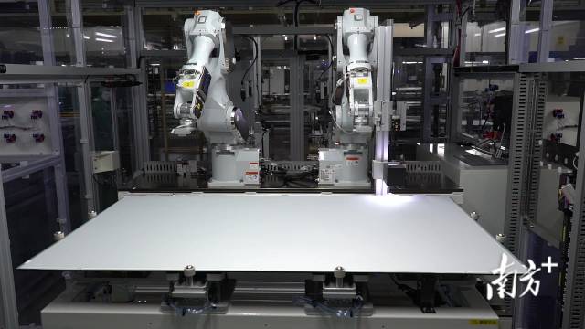群志光电引入机器人帮助生产。企业供图
