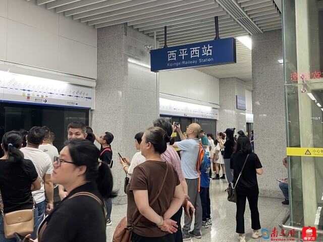 市民纷纷打卡留念。