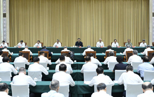 8月26日，中共中央总书记、国家主席、中央军委主席习近平在结束出席金砖国家领导人第十五次会晤并对南非进行国事访问回到国内后，在乌鲁木齐专门听取新疆维吾尔自治区党委和政府、新疆生产建设兵团工作汇报，发表了重要讲话。新华社记者 申宏 摄