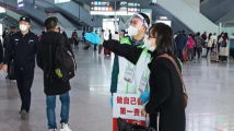 一抹“志愿红”,让春运更暖! 一抹“志愿红”,让春运更暖!