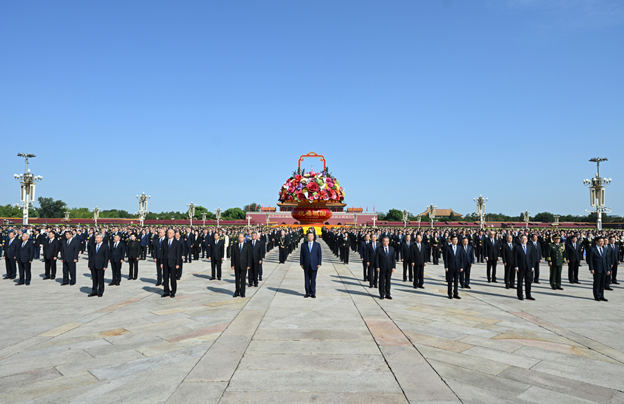 　　9月30日上午，党和国家领导人习近平、李强、赵乐际、王沪宁、蔡奇、丁薛祥、李希、韩正等来到北京天安门广场，出席烈士纪念日向人民英雄敬献花篮仪式。新华社记者 燕雁 摄