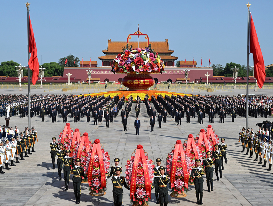 　　9月30日上午，党和国家领导人习近平、李强、赵乐际、王沪宁、蔡奇、丁薛祥、李希、韩正等来到北京天安门广场，出席烈士纪念日向人民英雄敬献花篮仪式。新华社记者 谢环驰 摄