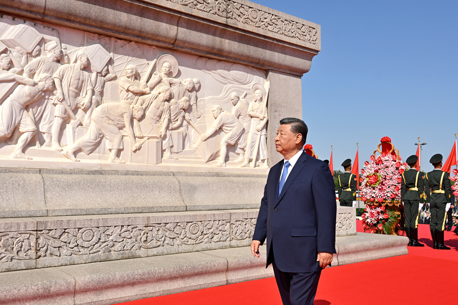 　　9月30日上午，党和国家领导人习近平、李强、赵乐际、王沪宁、蔡奇、丁薛祥、李希、韩正等来到北京天安门广场，出席烈士纪念日向人民英雄敬献花篮仪式。这是习近平瞻仰人民英雄纪念碑。新华社记者 岳月伟 摄
