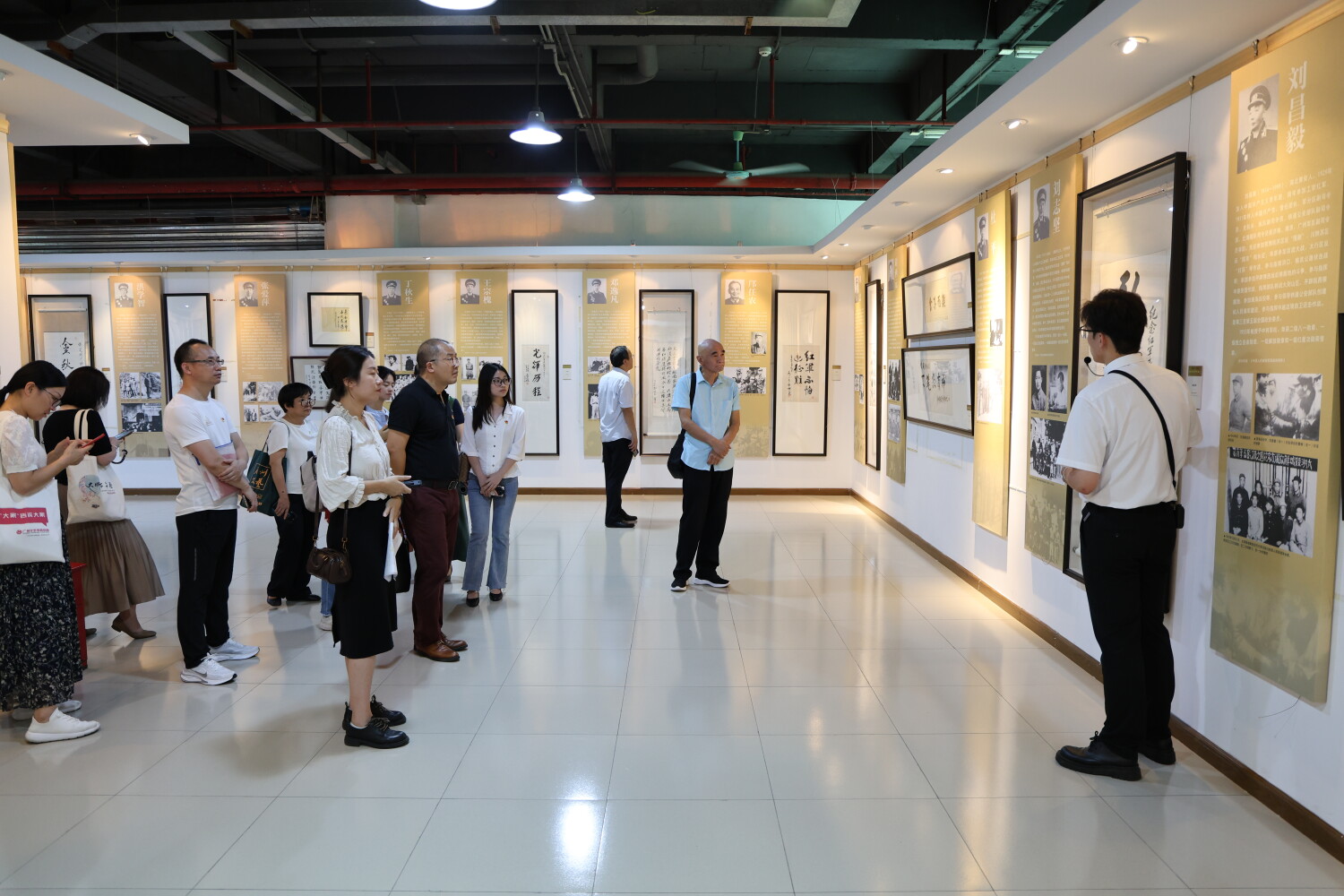 跨越时空的英雄对话，开国将军手迹展在广州市国防教育中心展出