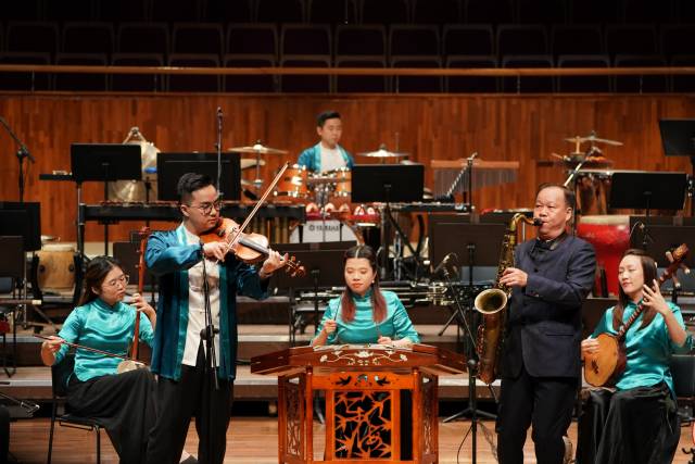 广东音乐与小提琴、萨克斯等西洋乐器，组合成听觉奇妙的曲目。图中萨克斯演奏者为陈芳毅。