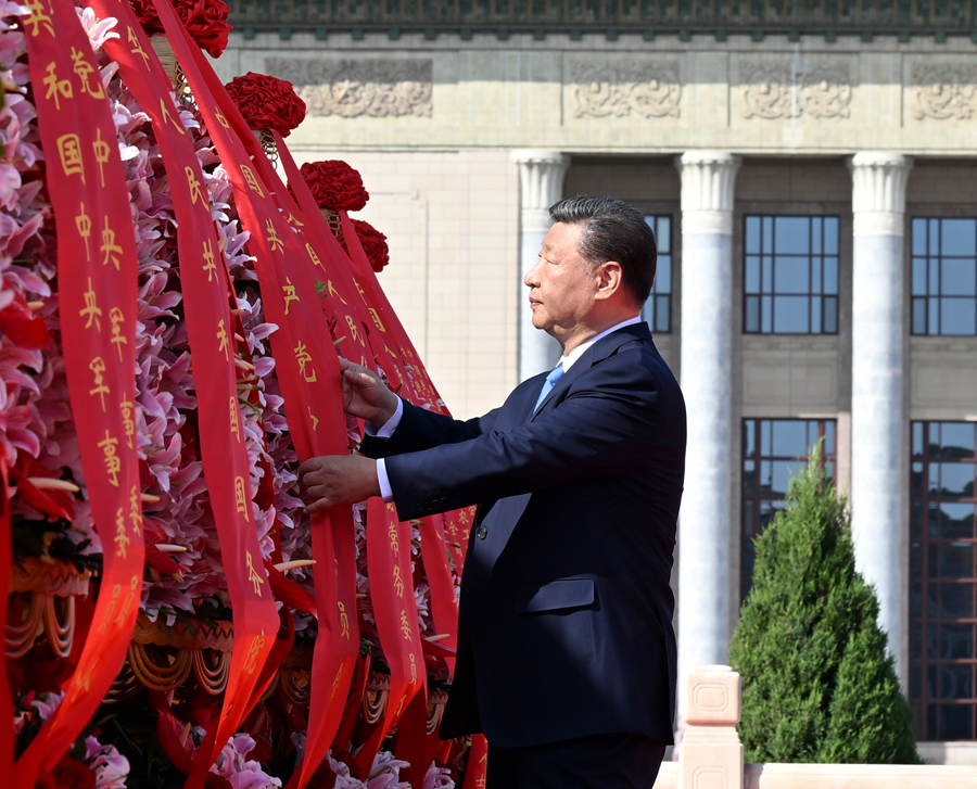 　　9月30日上午，党和国家领导人习近平、李强、赵乐际、王沪宁、蔡奇、丁薛祥、李希、韩正等来到北京天安门广场，出席烈士纪念日向人民英雄敬献花篮仪式。这是习近平整理花篮上的缎带。新华社记者 李响 摄