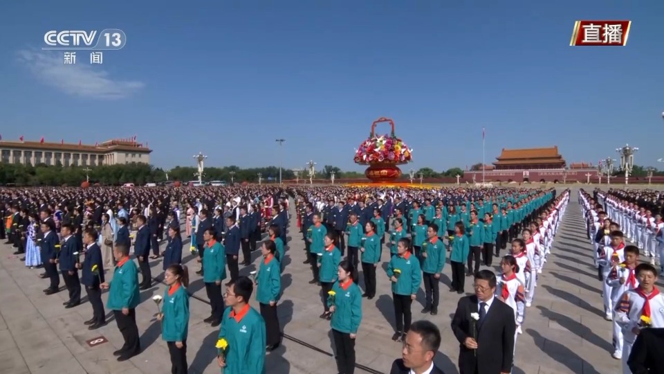 向人民英雄敬献花篮仪式正式开始 全场高唱国歌