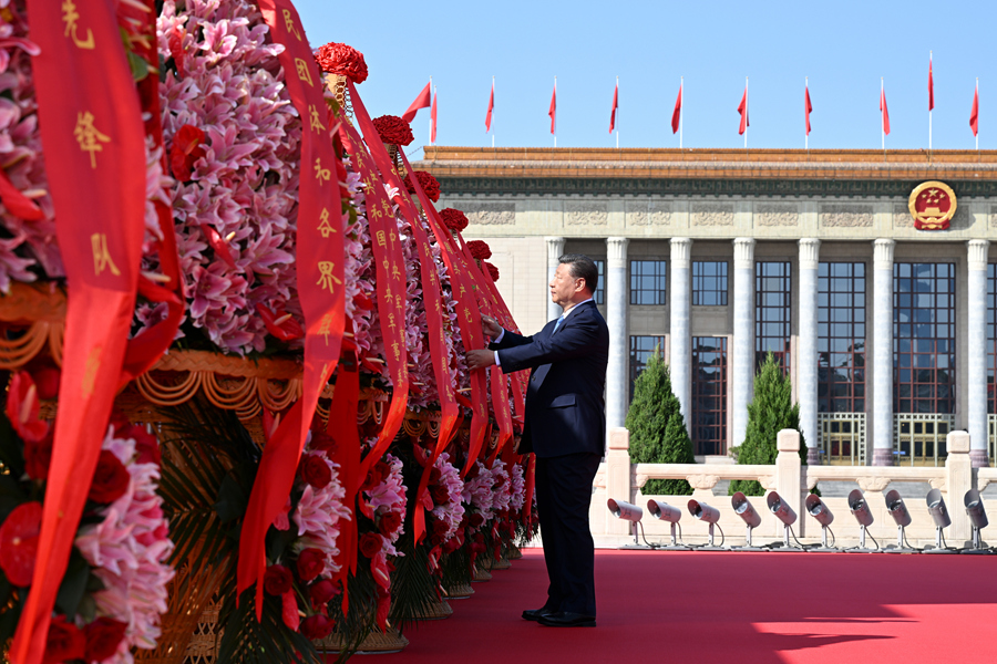 　　9月30日上午，党和国家领导人习近平、李强、赵乐际、王沪宁、蔡奇、丁薛祥、李希、韩正等来到北京天安门广场，出席烈士纪念日向人民英雄敬献花篮仪式。这是习近平整理花篮上的缎带。新华社记者 李响 摄