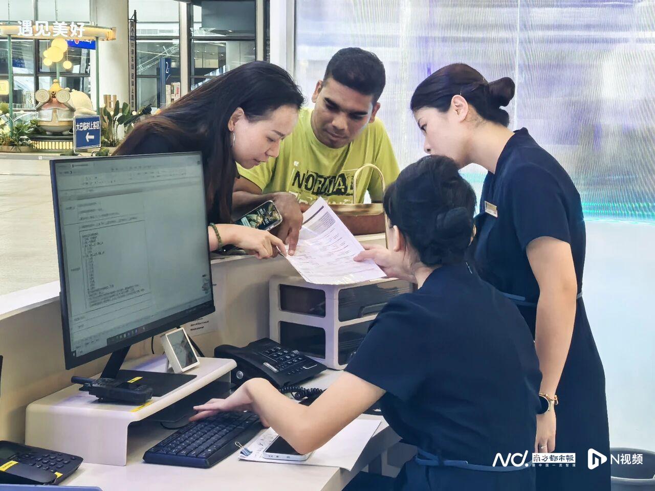 工作人员回复旅客咨询。