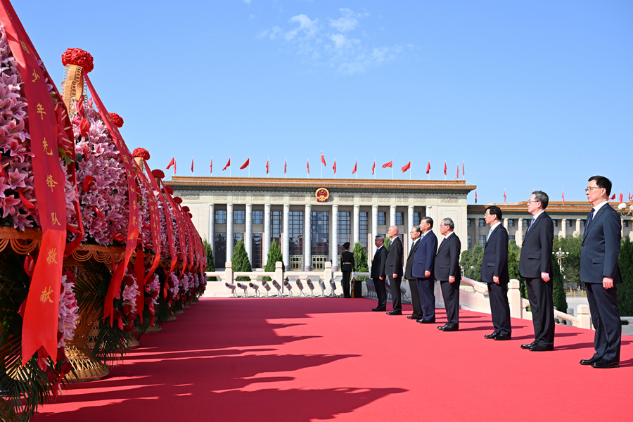 　　9月30日上午，党和国家领导人习近平、李强、赵乐际、王沪宁、蔡奇、丁薛祥、李希、韩正等来到北京天安门广场，出席烈士纪念日向人民英雄敬献花篮仪式。新华社记者 李响 摄
