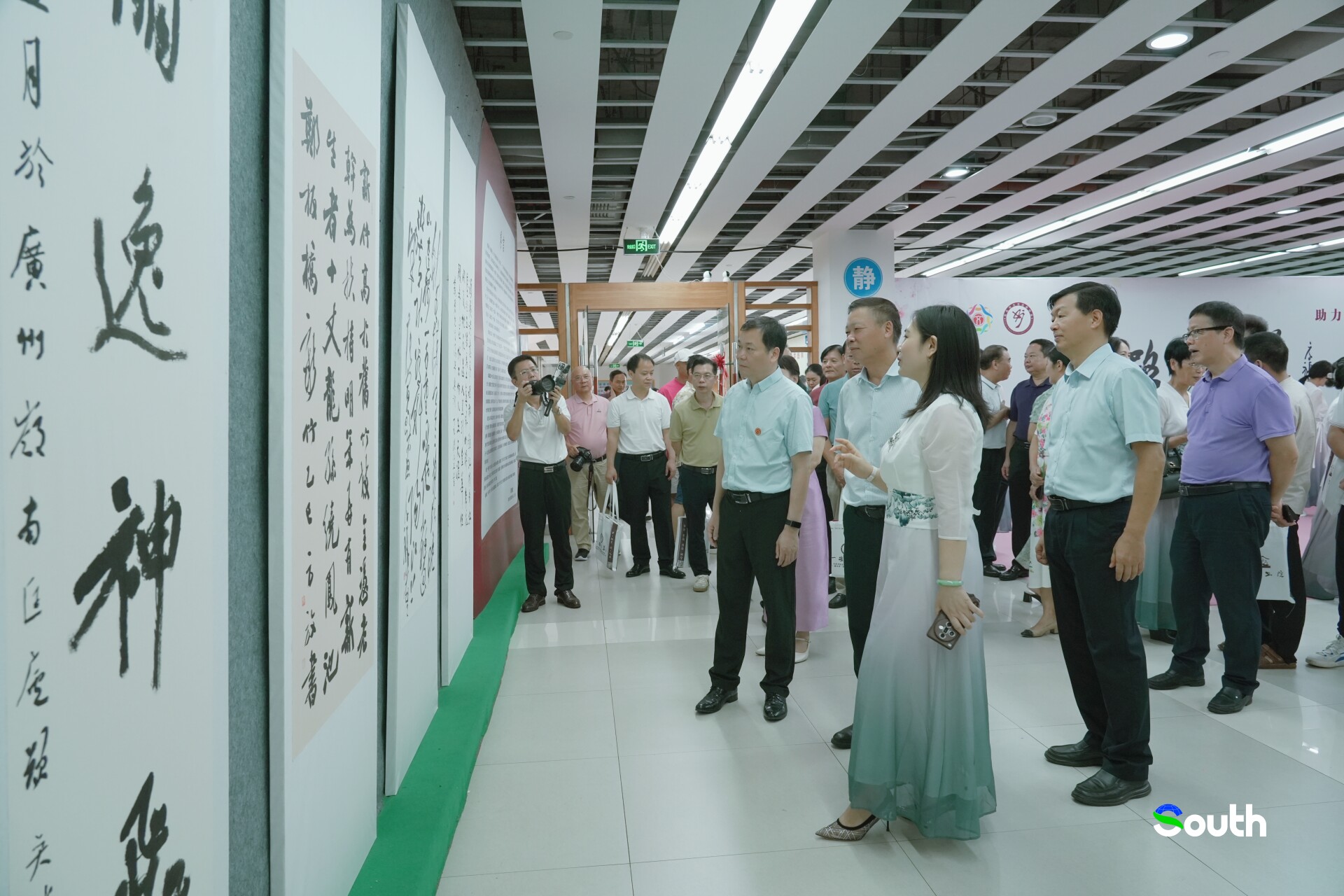 The exhibition saw a large influx of calligraphy enthusiasts gathering to admire the displayed pieces.