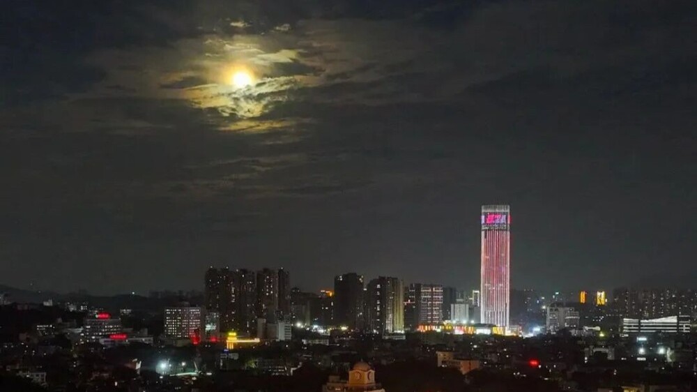 "Supermoon", planetary encounters, and meteor showers illuminate October's night skies