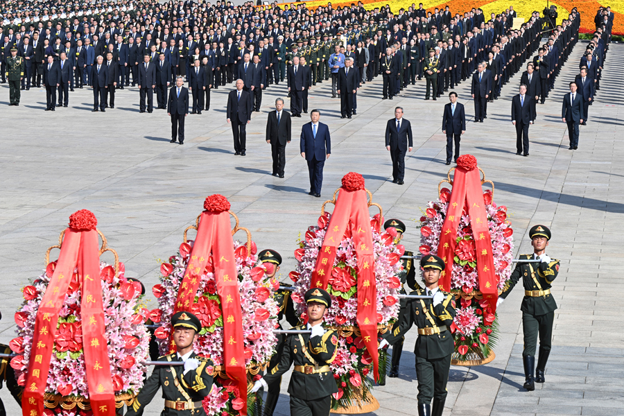 　　9月30日上午，党和国家领导人习近平、李强、赵乐际、王沪宁、蔡奇、丁薛祥、李希、韩正等来到北京天安门广场，出席烈士纪念日向人民英雄敬献花篮仪式。新华社记者 李响 摄