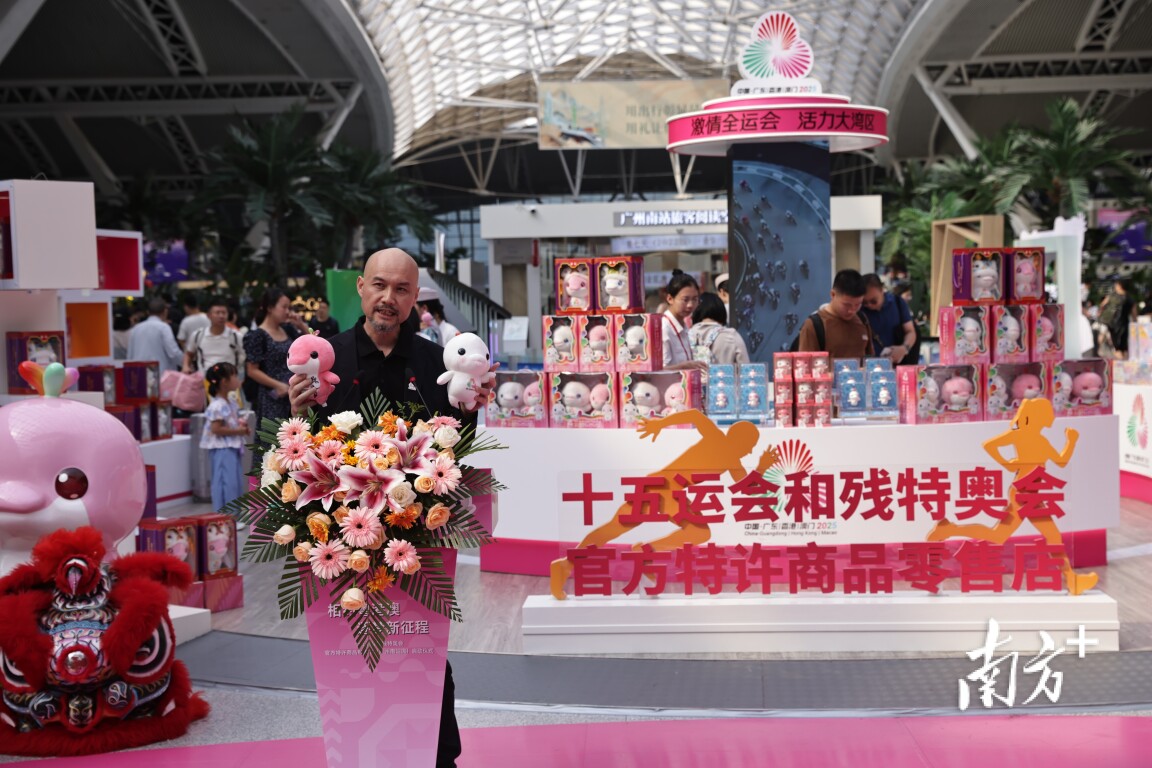 十五运会和残特奥会会徽、吉祥物设计团队负责人刘平云现场介绍全运会吉祥物的设计理念。 