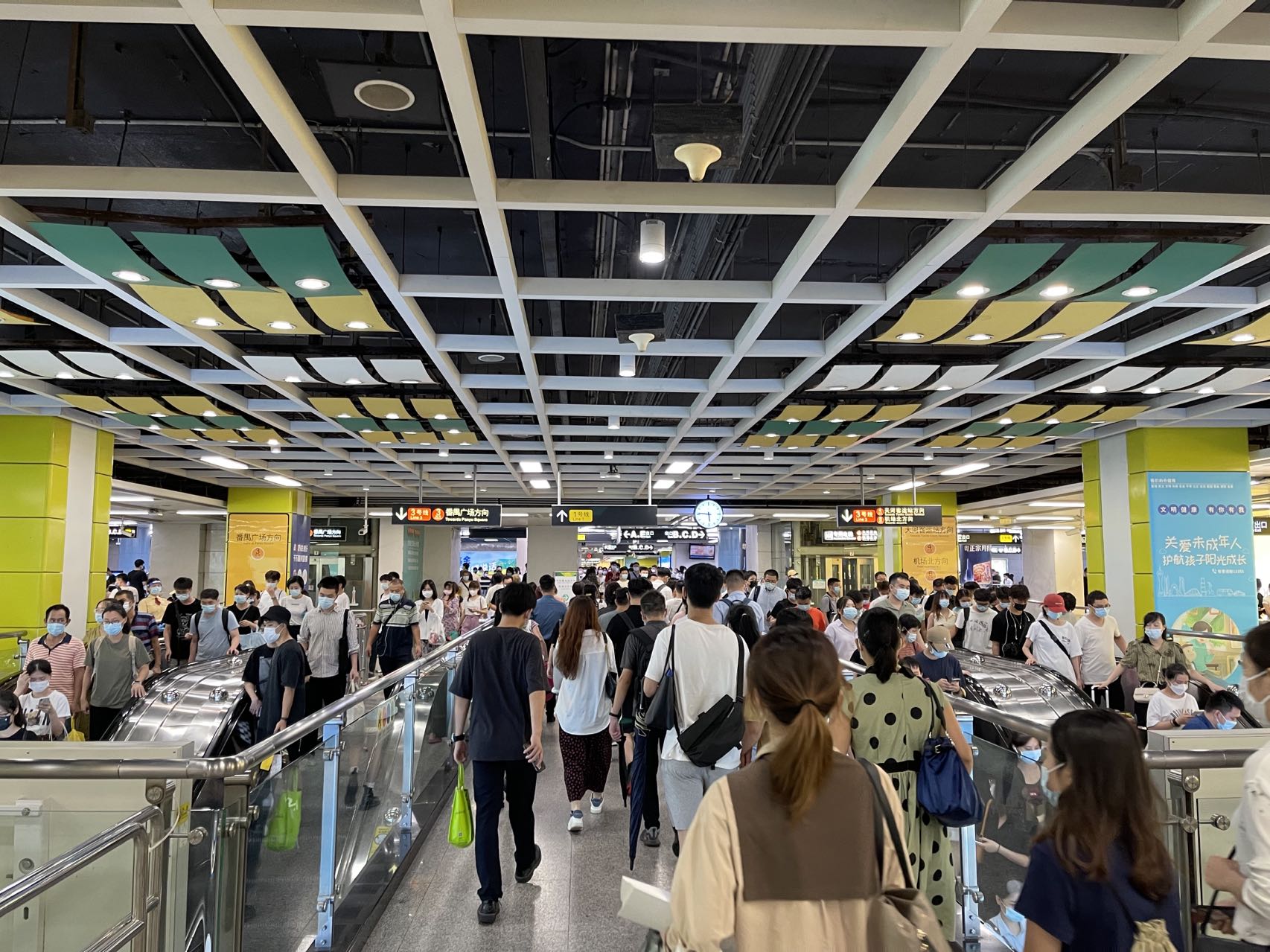 Guangzhou Metro requires "health/venue code" scans to enter the station