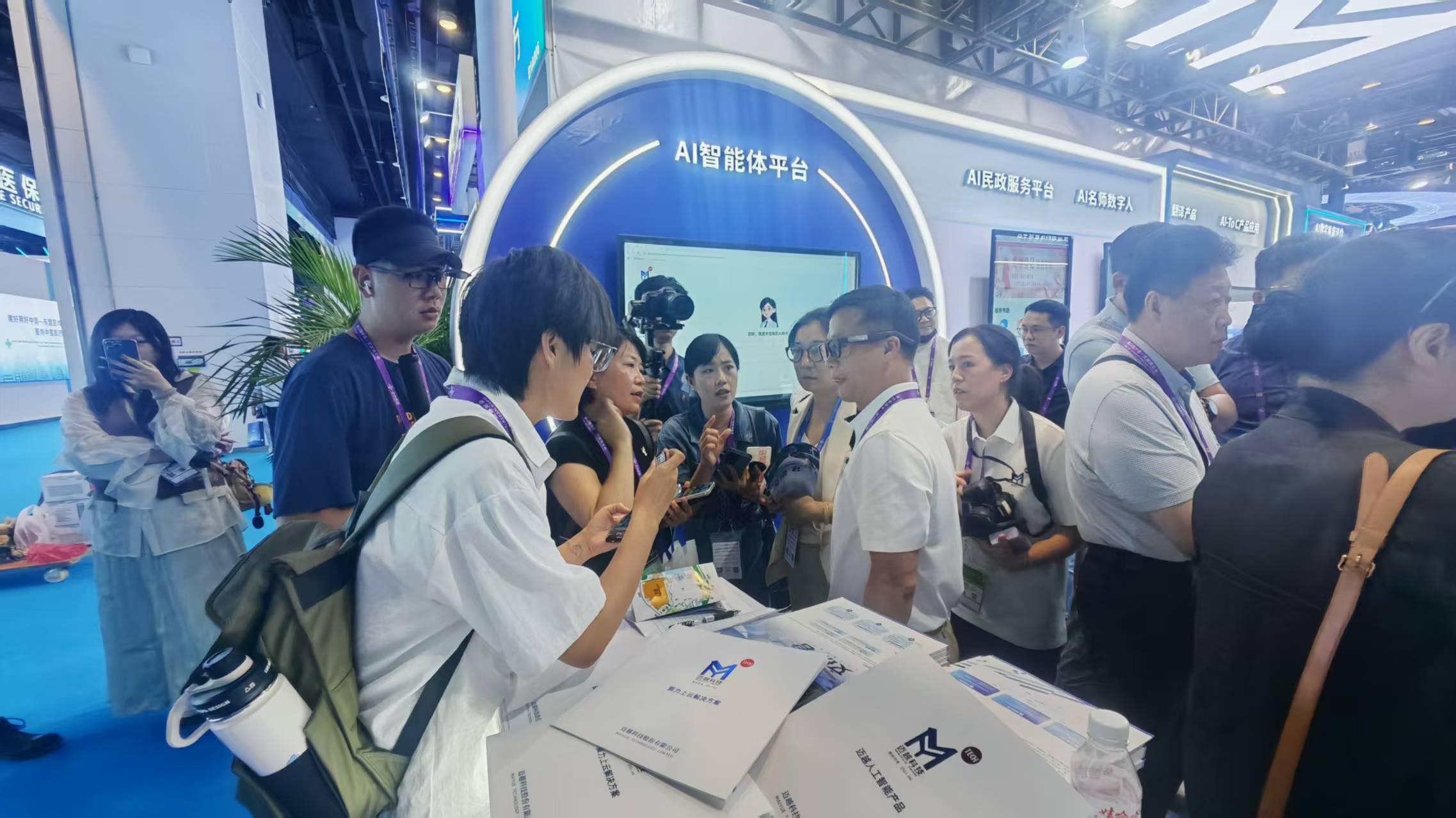 9月17日下午，在南宁国际会展中心人工智能专馆，参观者在了解人工智能产品。