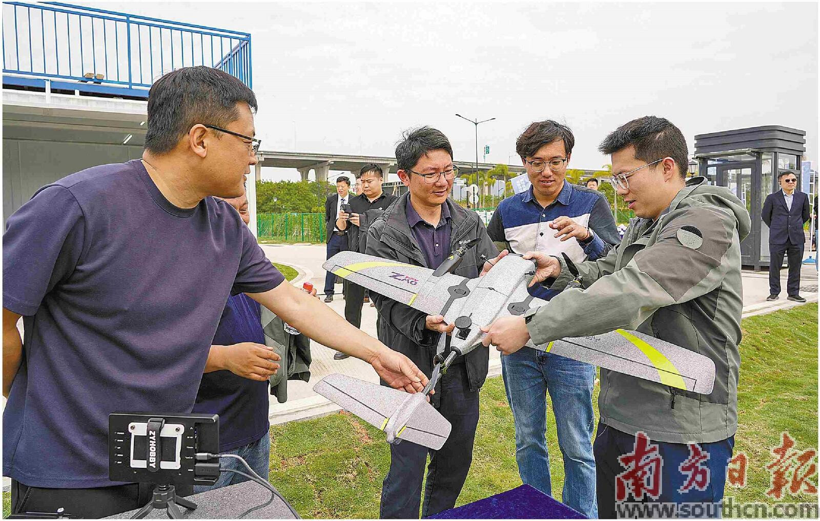 珠海本土低空经济领域专业人士正在进行业务交流。南方日报记者 钱文攀 摄