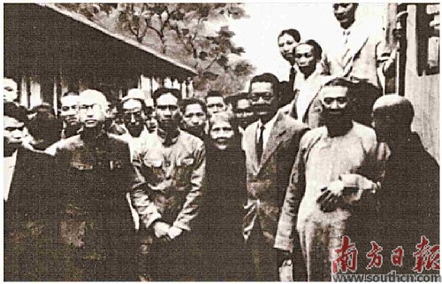泰国爱国侨领蚁光炎（前排左五）在泰国宣传抗日。