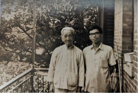 黄昏饭后,先生每步至学舍,余与诸同门闻履声橐橐,则喜相谓曰"容老至
