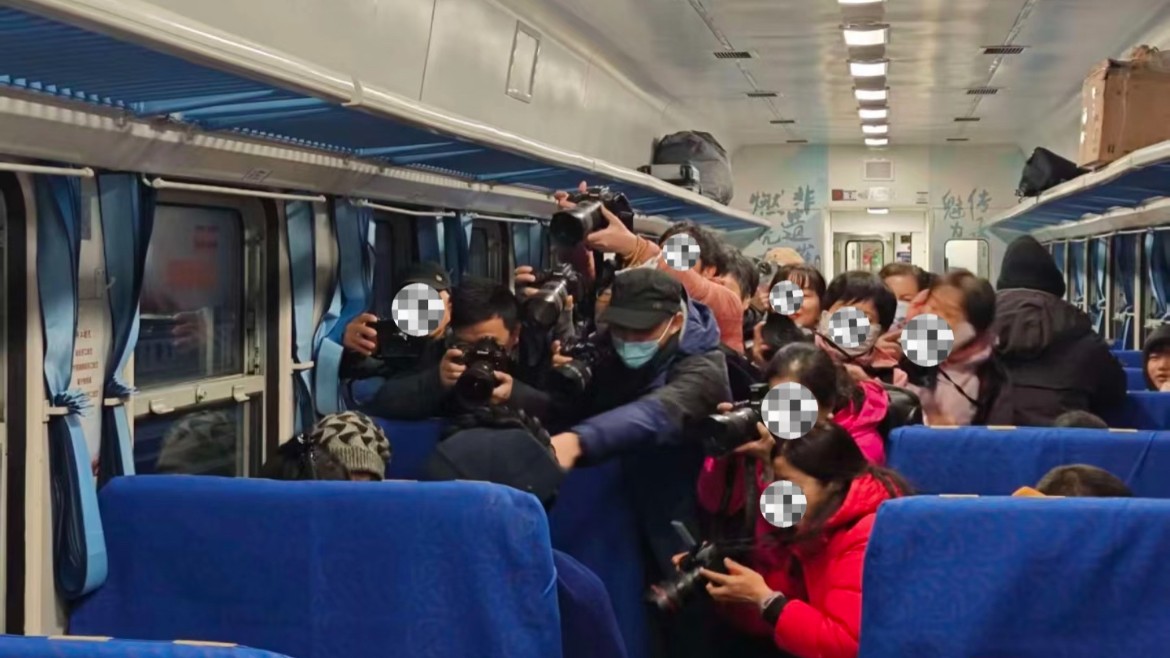 为什么说围堵拍摄彝族老人是一种镜头霸凌？