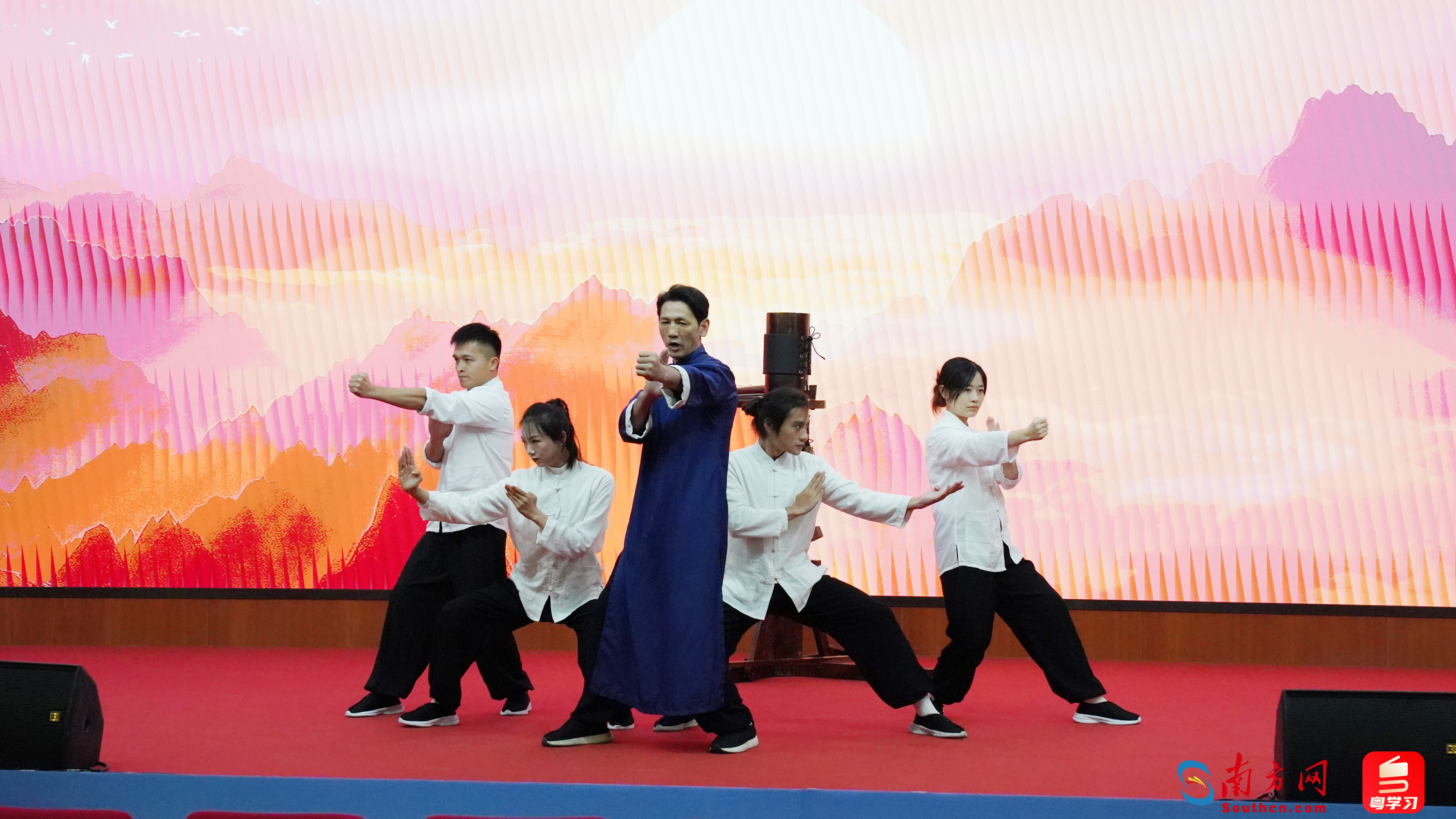 董崇华和弟子展示咏春拳法