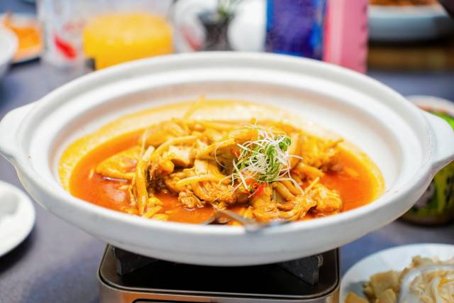 与西牛麻竹笋完美适配的酸笋国宴东安鸡。