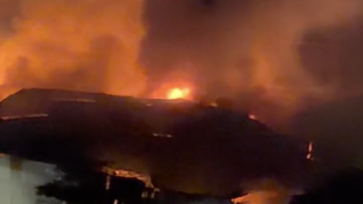 广州龙归一废纸厂发生火灾，无人员伤亡