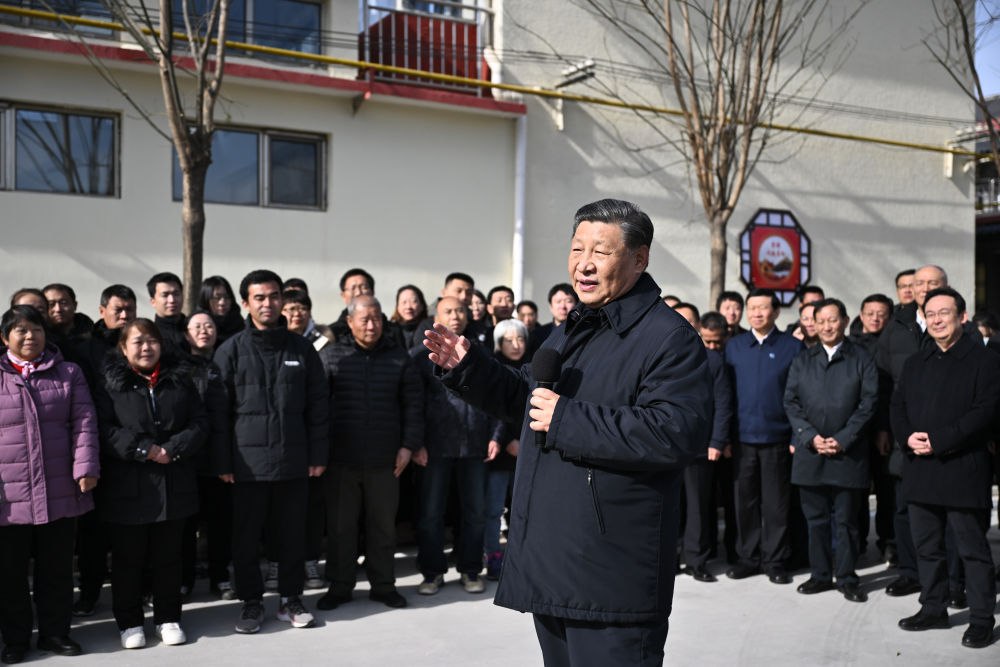 　　11月10日，中共中央总书记、国家主席、中央军委主席习近平在北京、河北考察灾后恢复重建工作。这是10日上午，习近平在北京门头沟妙峰山镇水峪嘴村考察时，同当地群众亲切交流。新华社记者 燕雁 摄