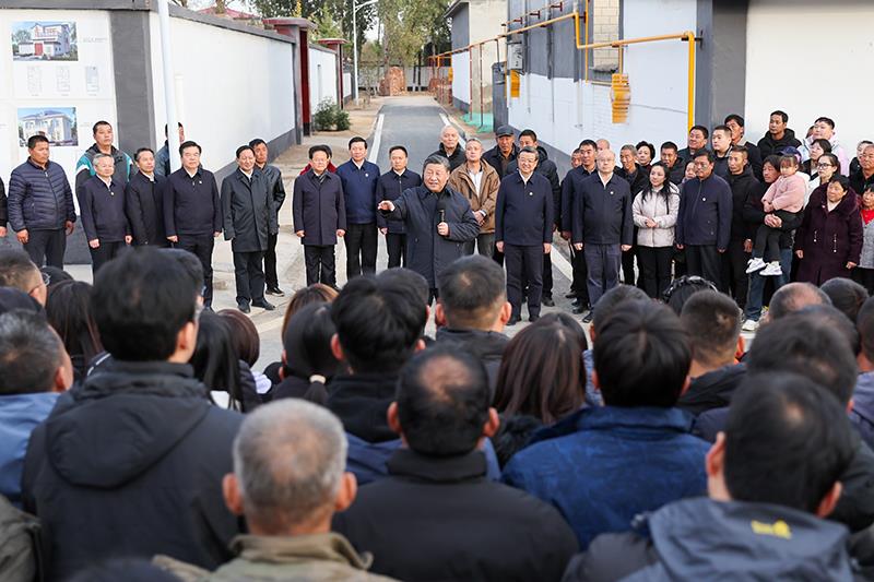 2023年11月10日，习近平总书记在河北保定涿州市万全庄村考察时，同村民们亲切交流。