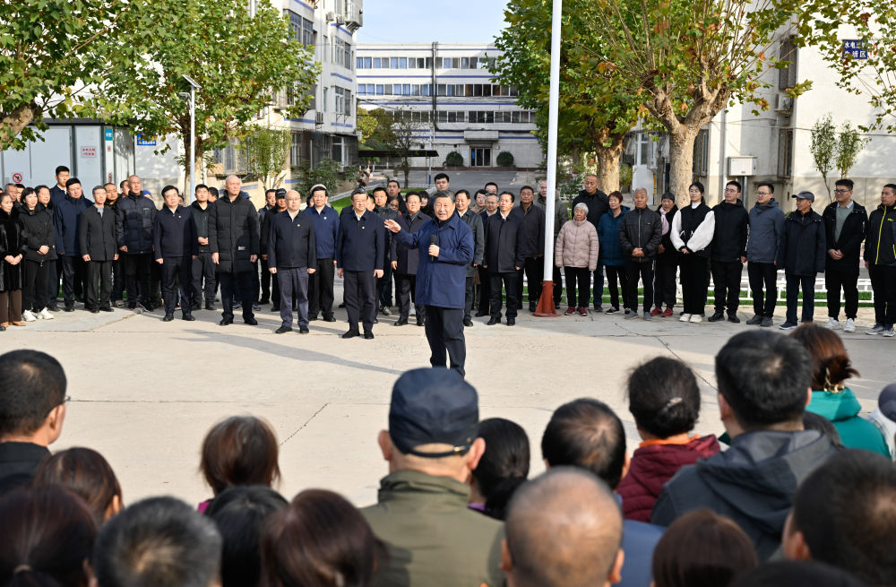 　　11月10日，中共中央总书记、国家主席、中央军委主席习近平在北京、河北考察灾后恢复重建工作。这是10日下午，习近平在河北保定涿州市双塔街道永济秀园小区考察时，同小区居民们亲切交流。新华社记者 殷博古 摄