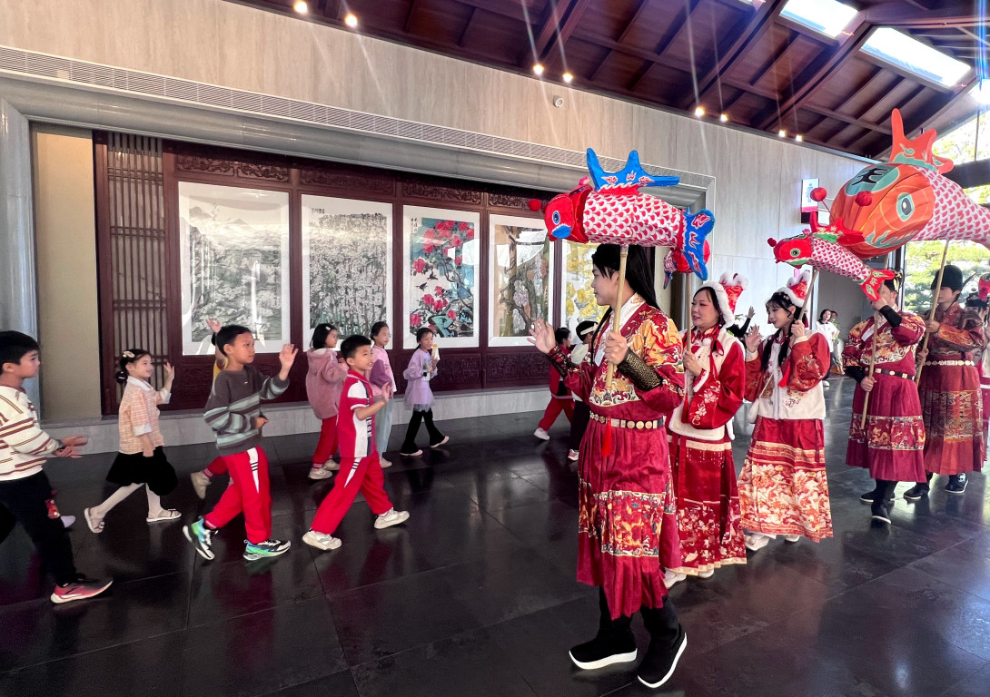 柏桥服务区研学活动现场，学生们沉浸式现场体验非遗文化魅力