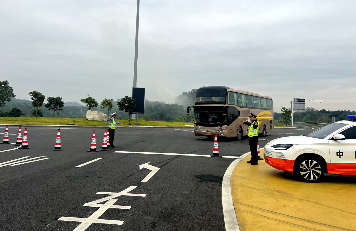 包茂高速路政、服务区工作者在柏桥服务区指挥交通