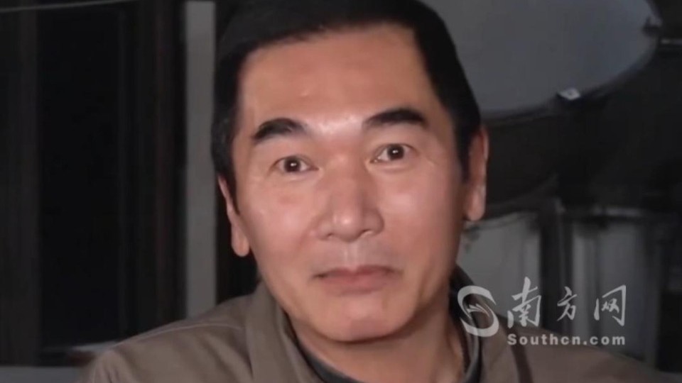 采访时被问“为什么不会老”，方中信拿任达华打趣：首先别摔跤