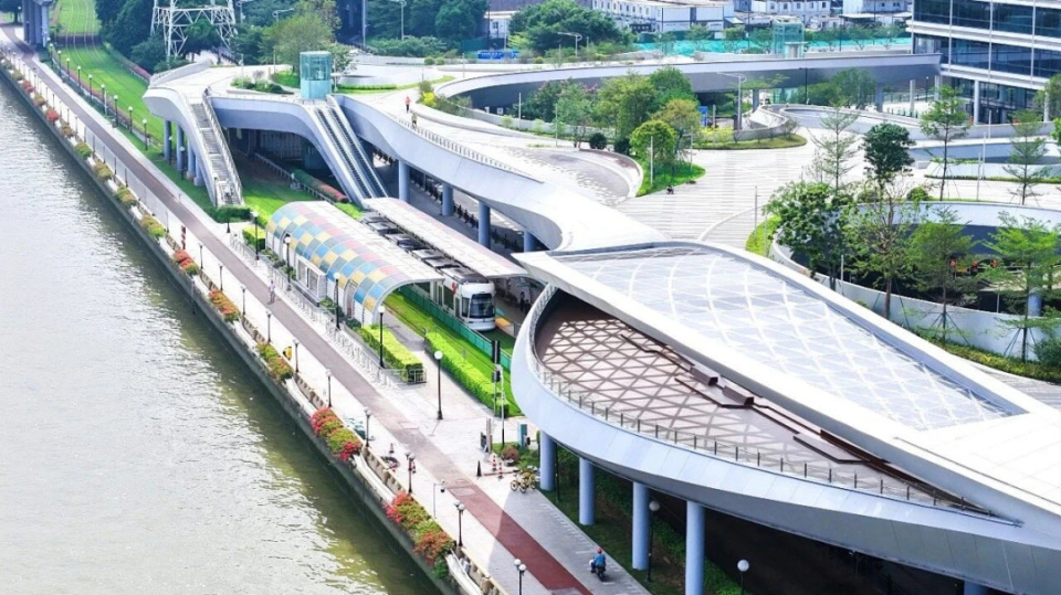 Guangzhou's new "ribbon bridge" blends transport with river views