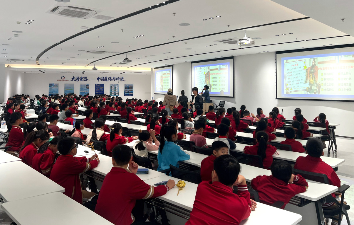 学生们在包茂高速柏桥服务区研学基地听讲历史文化课