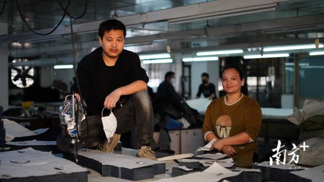 【电剪工】 谢地长（左） 【拉布工】 赖佳英(右) 夫妻二人都是1995年出生的江西老乡，在新塘的牛仔服装厂里恋爱、结婚、生小孩，目前女儿也在新塘读幼儿园。新塘已经成为他们的第二家乡。