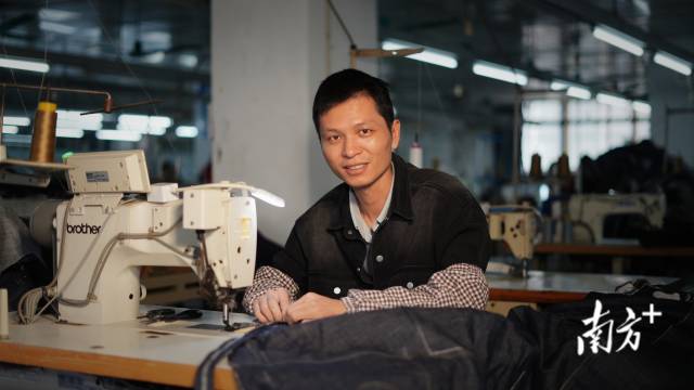 【双针】喻海燕，重庆人，34岁，来新塘四五年。他说自己从小爱好这一行，看着缝纫机出来的布料很有成就感，觉得这里的制衣厂环境很干净，待遇也不错。