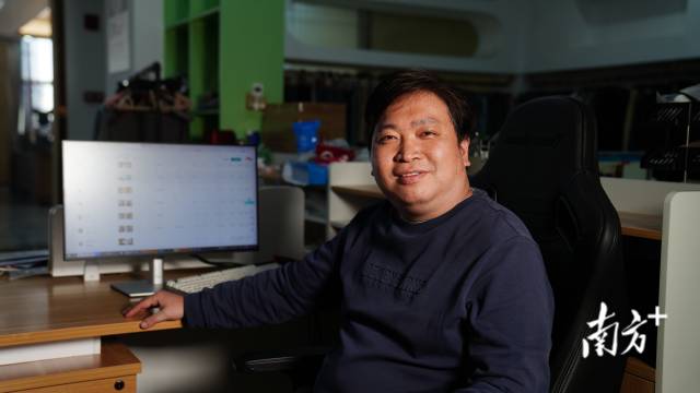 【“种草”官 】郭贵，福建人，80后。广州峻俏风服饰有限公司的“种草”官，工作本质是线上的市场营销。但他说，以前都是做“硬广”，首先考虑的是品牌露出，现在营销策略变了，更多是做“软广”，要跟消费者产生情绪。