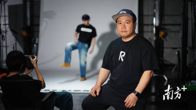 【服装摄影师】 余锦深，广东人，80后，烈途摄影主理人。离开几年后，最近又将自己的工作室搬回了新塘。他说，新塘的服装产业这些年发展挺快，也希望通过自己的摄影作品，为整个产业的审美提升贡献一些力量。