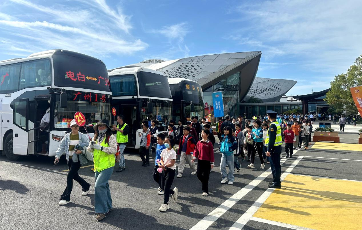 包茂高速路政专班人员驻点柏桥服务区维持研学秩序（迎来送往）