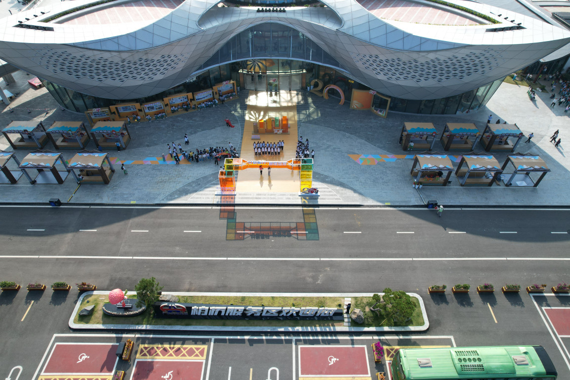 包茂高速路政人员运用无人机巡查方式高频次强化柏桥服务区研学活动秩序监管，加强提醒引导，守护师生安全