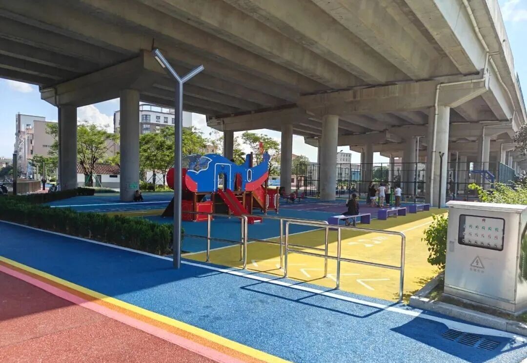 改造后的小榄西区社区桥下塑胶球场