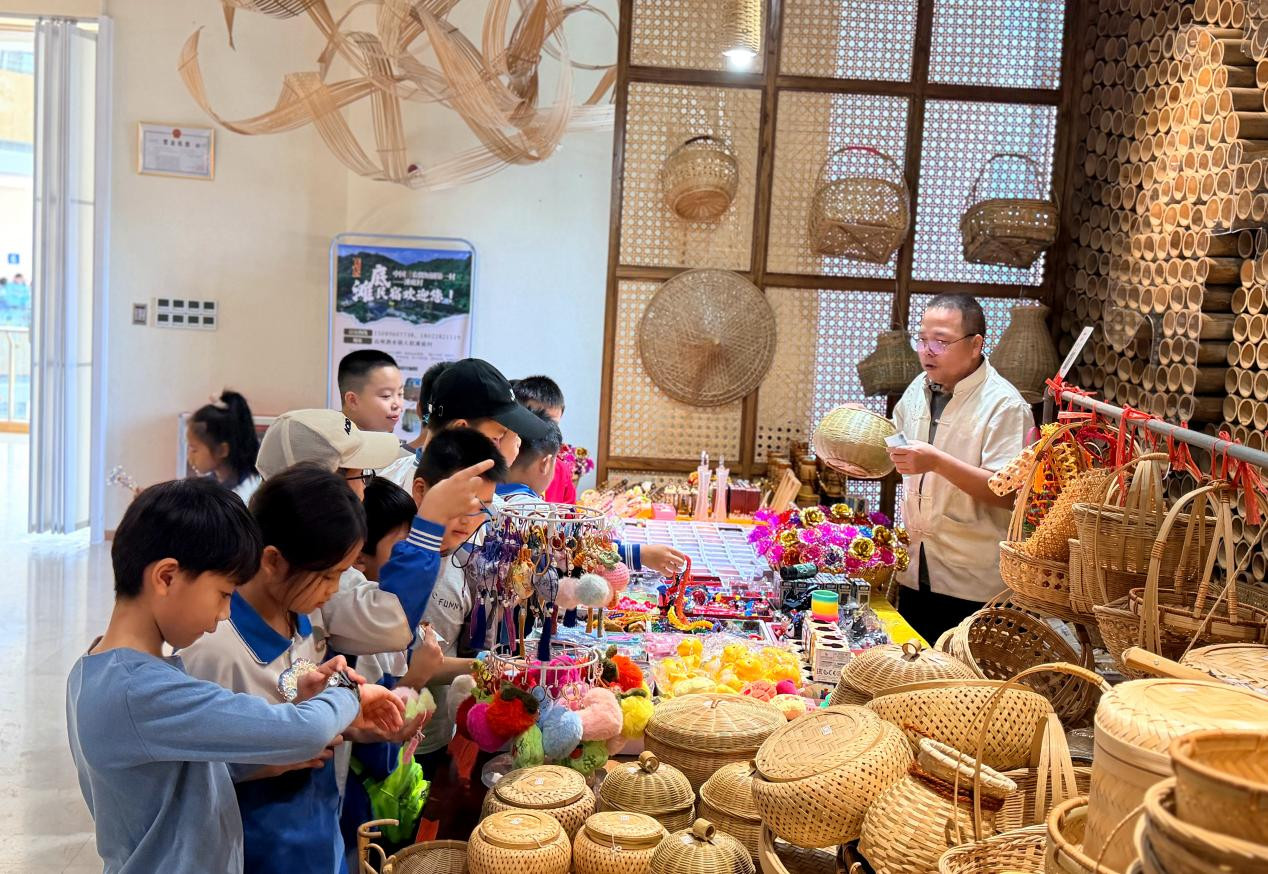 柏桥服务区研学活动现场，学生们现场感受当地信宜竹编之美