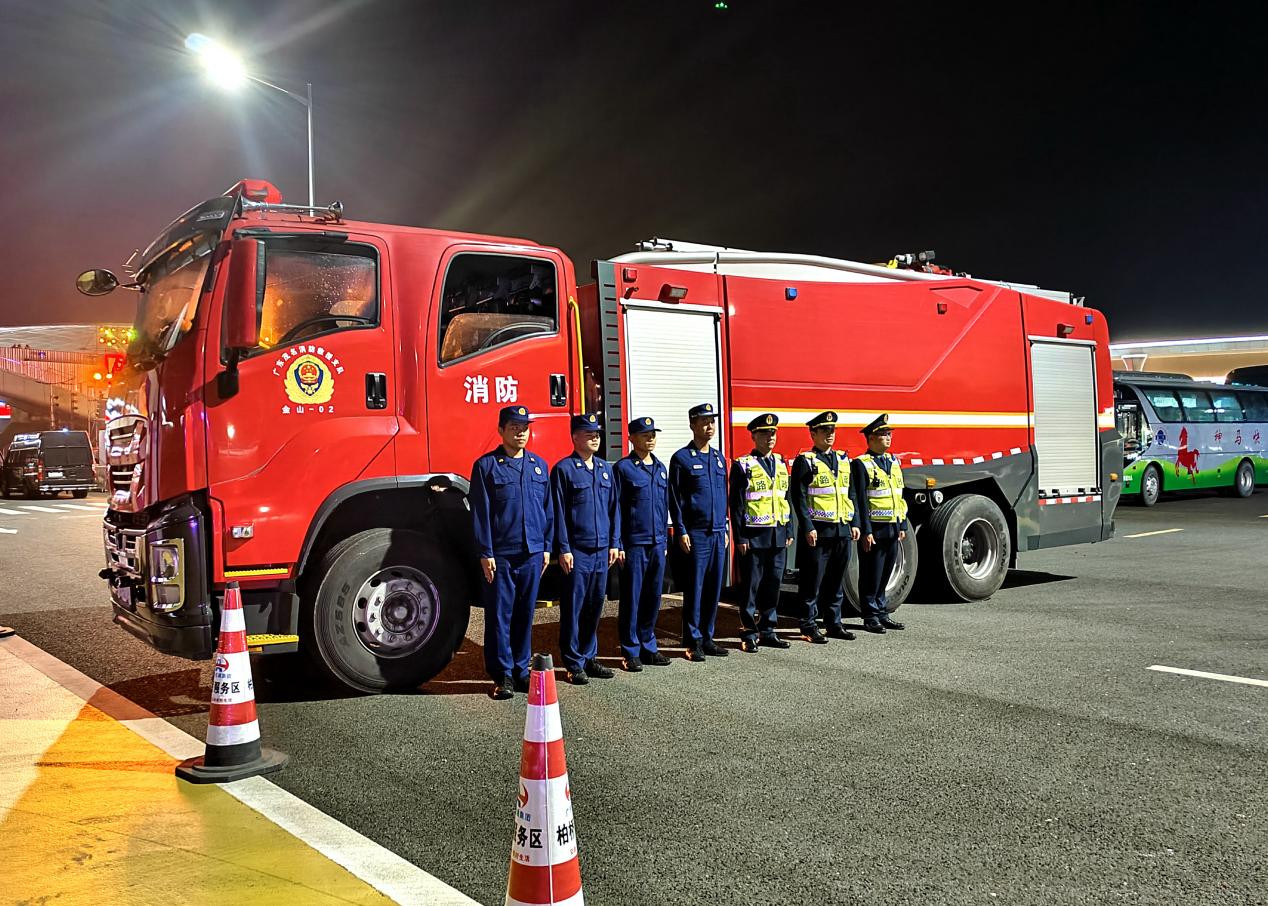 包茂高速路政工作者密切联动属地消防人员 守护柏桥服务区研学活动安全