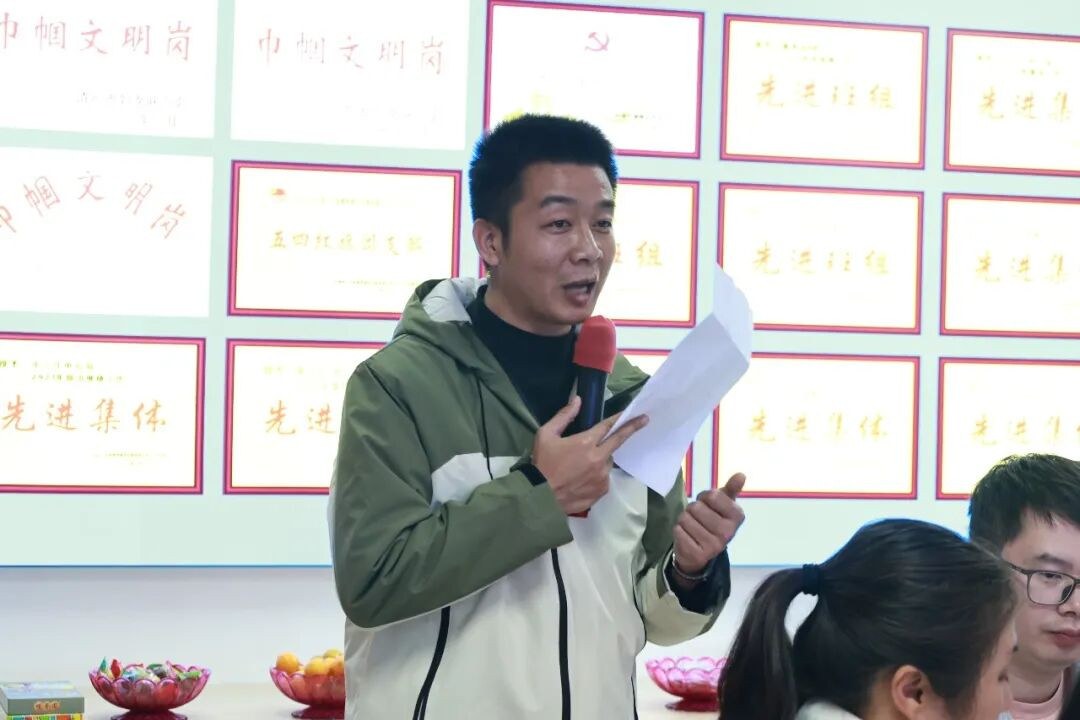 书友轮番分享阅读感悟。摄影：刘妍伶