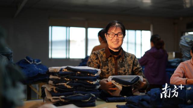 【查线】 柴晓玲，河南人，今年60岁的她之前在农村家里带孙子，孙子大了不需要带了，便在2年前来到新塘，以58岁的年纪重新进厂。现在平均一个月能挣到五六千块钱。她说，自己手脚很利索，不比年轻人差。